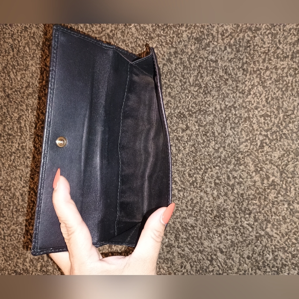 Gucci Black Leather Wallet with Embossed Logo - Picture 3 of 14